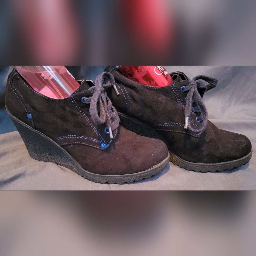 Black wedges